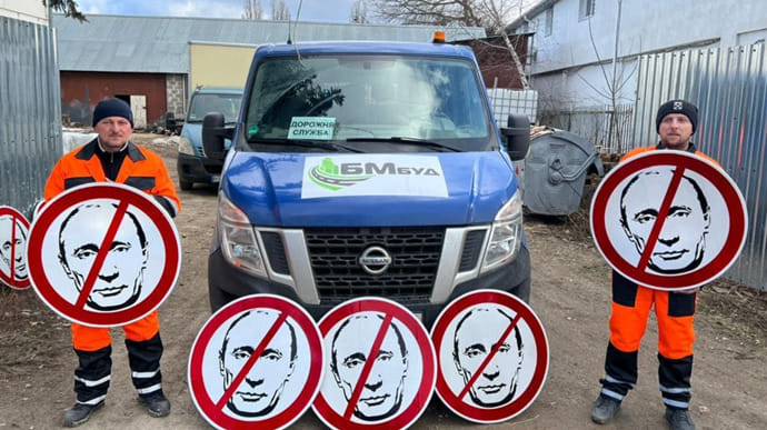 Укравтодор устанавливает новые знаки: Путину движение запрещено