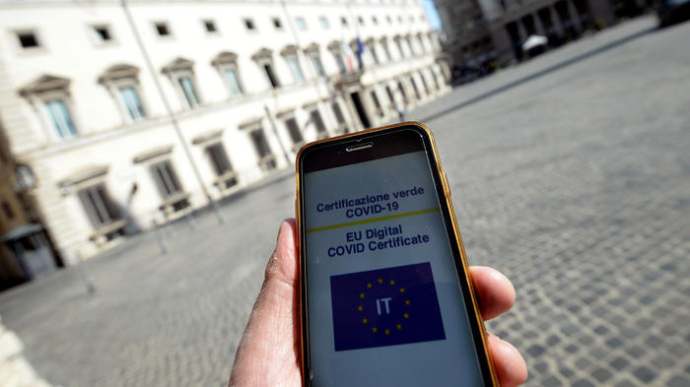 Італія першою в Європі запровадила обов'язкові COVID-паспорти для всіх, хто працює