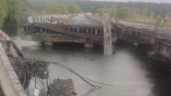 Киевщина: в Демидове из-за молнии разрушен мост, есть погибший