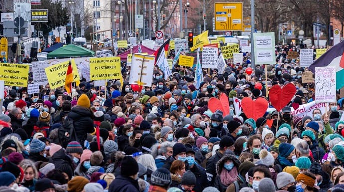 В Германии более 30 тысяч человек вышли на антикарантинные акции протестов