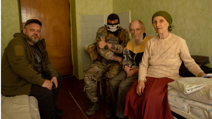 Grandmother with USSR flag curses the Russian army because it destroyed her house