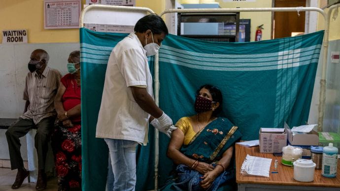 Хворіють, але вмирають менше: в Індії оцінили ефективність вакцин проти Дельти
