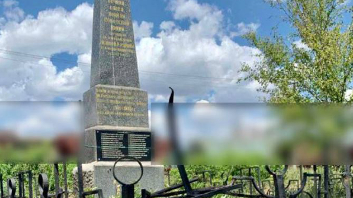 Прилетело от потомков: в Николаеве россияне попали в братскую могилу солдат советской армии