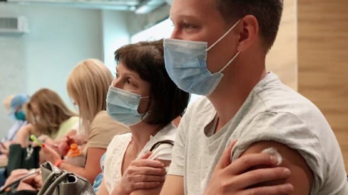 Количество ковид-прививок превысило 28 млн, вакцинировано 14,6 млн украинцев