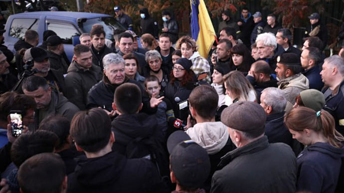 Порошенко заявил, что Зеленский стал на рельсы Антимайдана