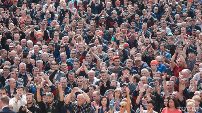 Протесты в Беларуси: на акции вышли работники заводов по всей стране 