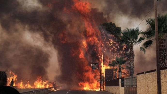 Пожежа на північ від Афін вийшла з-під контролю, людей евакуюють на узбережжя