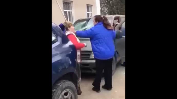 Поліція розслідуватиме напад жінки на автомобіль ТЦК в Хмельницькій області