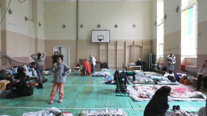 Потік переселенців до Львова спав, на кордонах черг майже немає