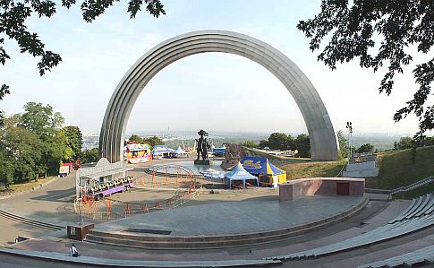 Нищук: Памятник воинам АТО могут поставить вместо Арки дружбы народов