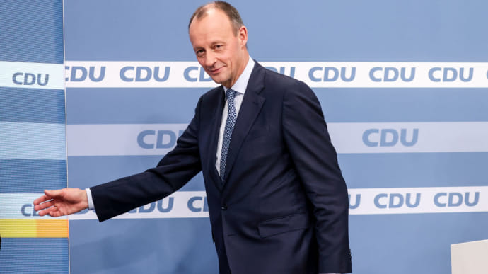 Німеччина: кандидат у лідери ХДС висловився проти відключення Росії від SWIFT