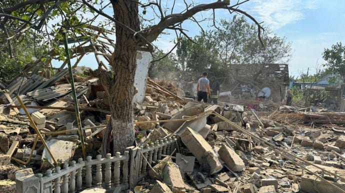 Russians use MLRS to hit Kherson Oblast: two people killed, medics injured and much damage caused – photos