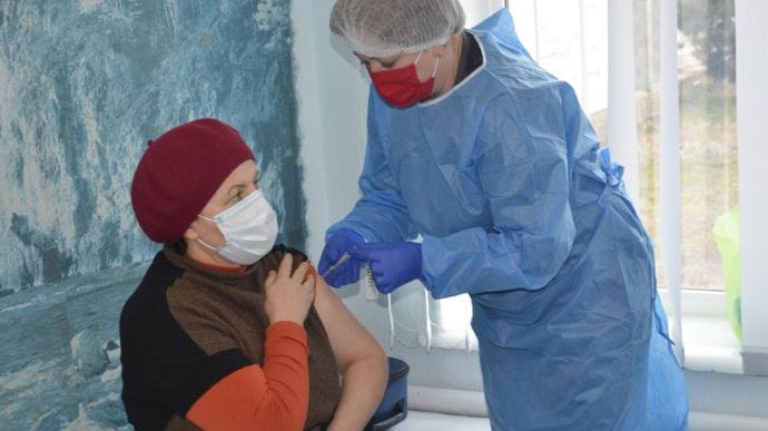12,5 мільйонів українців вакцинувалися проти коронавірусу повністю