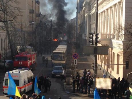 Дым и горящие машины в центре Киева, 18 февраля