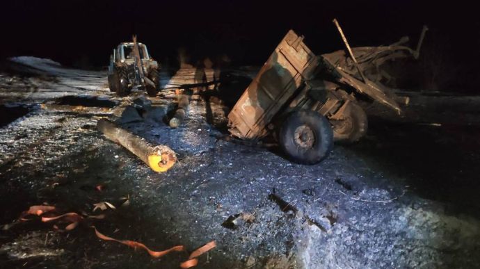 Хотели рубить лес: на Ровенщине трактор с прицепом подорвался на мине