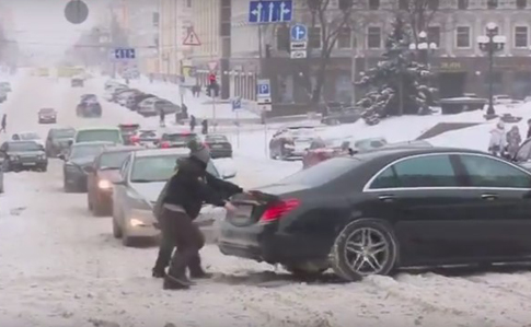 В Киеве рапортуют, что вторые сутки чистят дороги от снега 