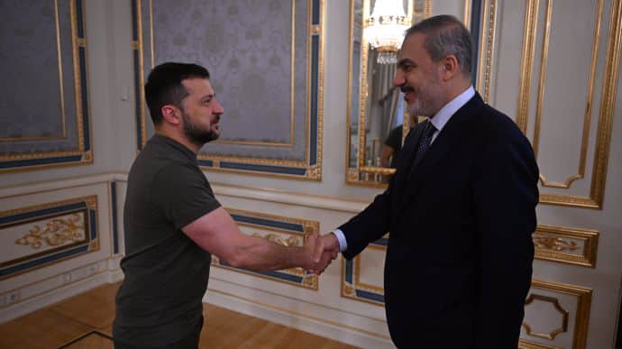 В Киев прибыл министр иностранных дел Турции