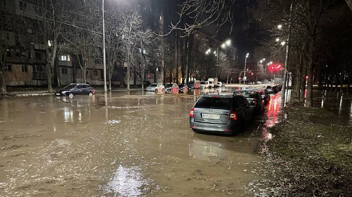 На Борщагівці в Києві прорвало водопровід, затопило вулицю
