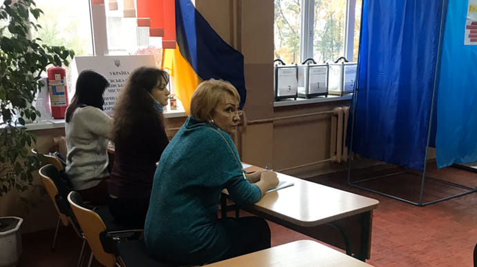 Вибори в Україні: нестача скриньок і кабінок, члени комісій без масок 