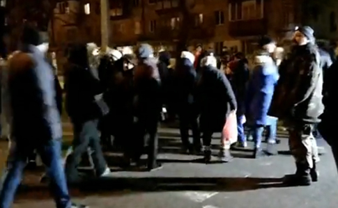 В Киеве жители устроили акцию против застройки, перекрыли дорогу
