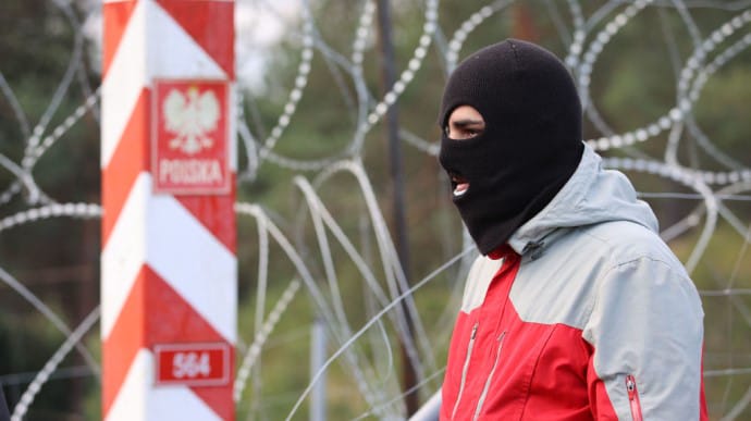В Польше заявили о большой группе белорусских военных у лагеря мигрантов на границе