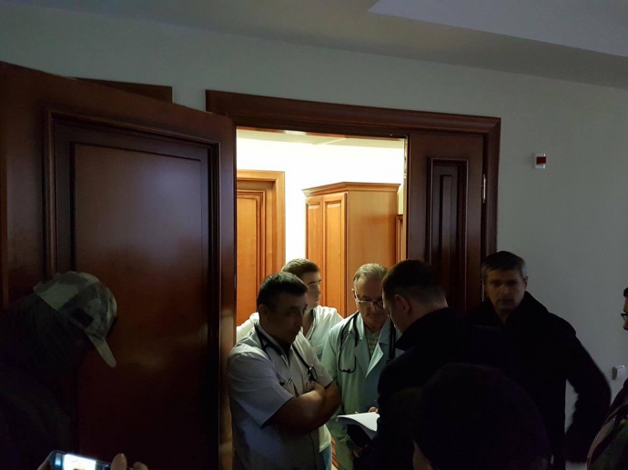 Прокурори зачитують текст підозри Насирова біля палати. Фото: Радіо Свобода