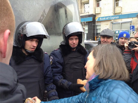 Нуланд на Майдані пригощає силовиків. Фото з Твіттера Джеффрі Пайєтта