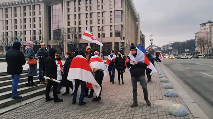 В Киеве организовали цепь солидарности с белорусами