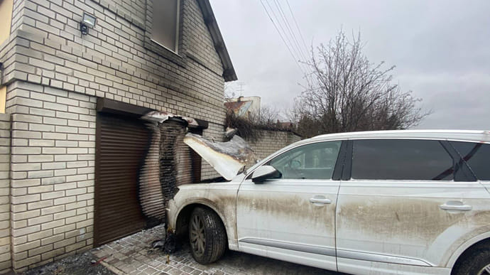 Под Харьковом в дом активистов бросили гранату и сожгли два автомобиля