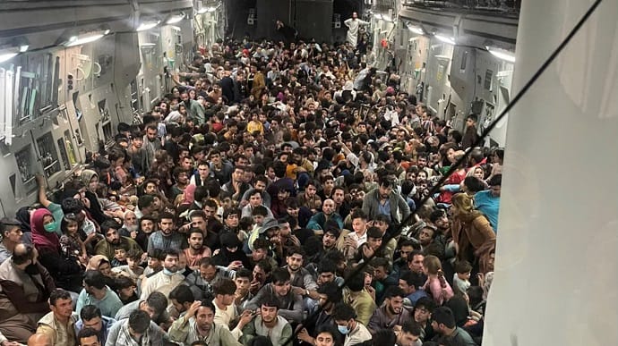 Главные новости понедельника и ночи: аэропорт Кабула, незаконные эвакуации