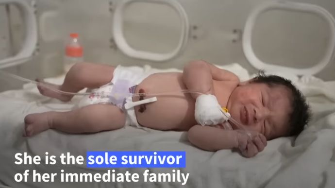 У Сирії з-під завалів будинку врятували немовля, зв’язане пуповиною з мертвою матір’ю