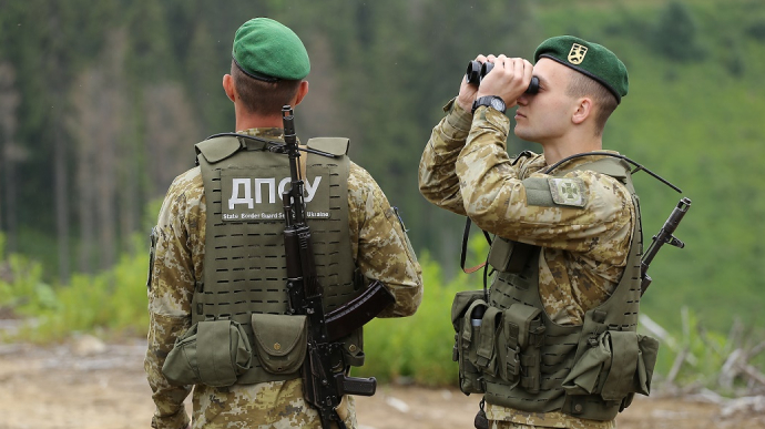 Військова техніка РФ залишається поблизу українського кордону на Сумщині - ДПСУ