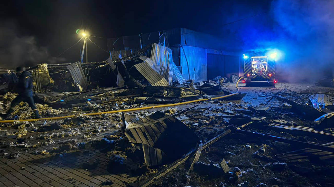 Atacul cu drona rusă a deteriorat muzeul de mașini vintage, case și mașini în regiunea Kiev – fotografii    