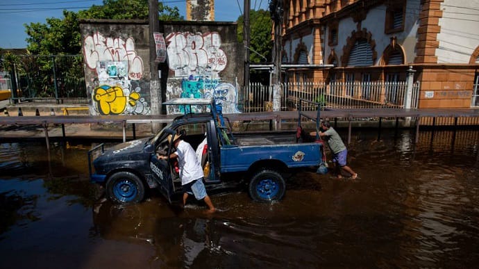 Из-за сильных ливней в Бразилии эвакуировали более 11 тысяч человек