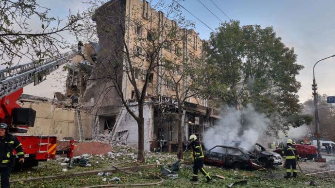 У Черкасах уламки ракети впали на будівлю готелю та ринок, є постраждалі