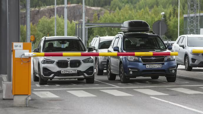 В Латвии запрещают пребывание автомобилей на российских номерах