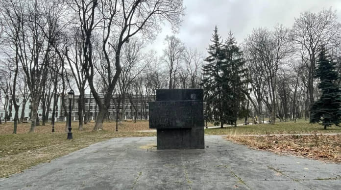 Another monument to Bolsheviks dismantled in Kyiv – photo