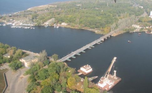 Мощный ветер снес понтонный мост на реке Ингул в Николаеве