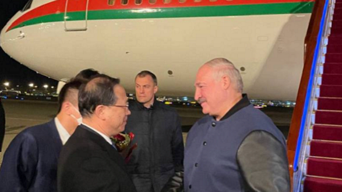 Лукашенко прилетів до Китаю для зустрічі із Сі Цзіньпіном