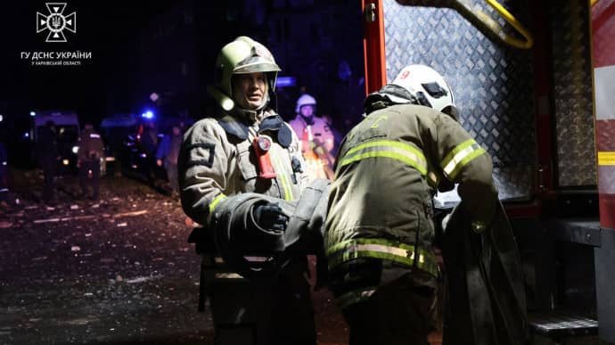 Firefighters deal with aftermath of evening Russian strikes on Kharkiv – photo
