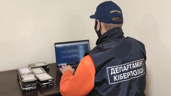 Студент з Києва продавав дані 20 мільйонів українців