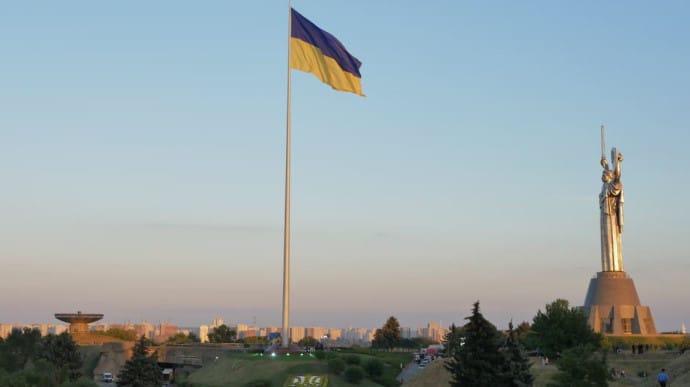 Главный флаг Украины в Киеве приспустили из-за ветра