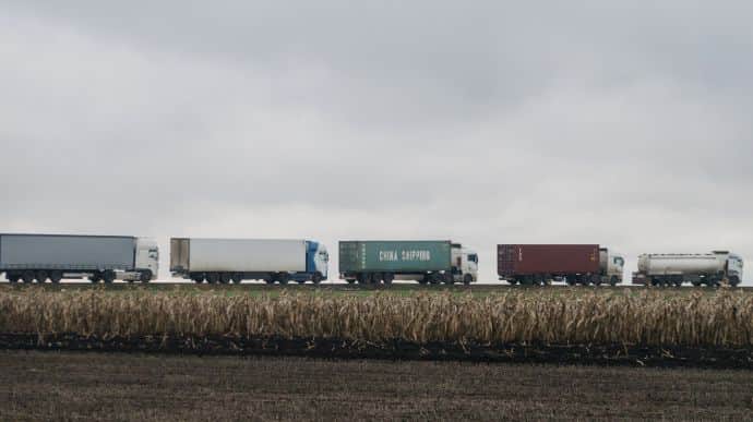 Romanian farmers block lorries at checkpoint on Ukrainian border