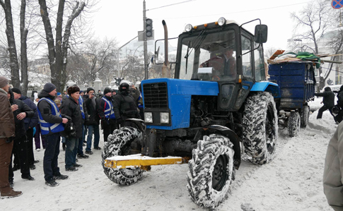 Полиция попросила коммунальщиков Киева убрать после зачистки Грушевского