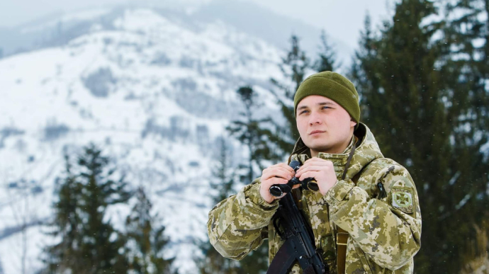 В горах ищут с вертолетами 4 украинцев, которые незаконно пересекли границу с Румынией 