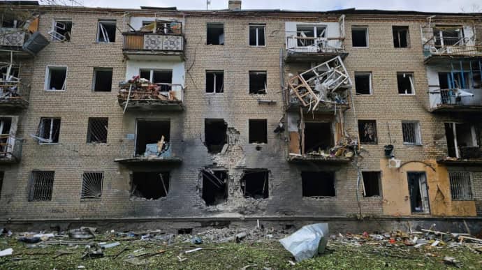 Russians aircraft attack centre of Kherson, injuring 17 civilians – photos