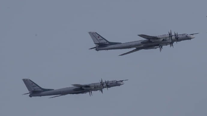 Росія підняла у повітря бомбардувальники, можливі пуски ракет – Повітряні сили 