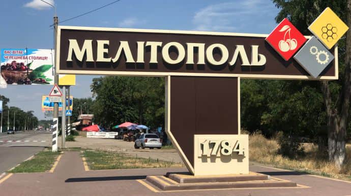 Roads and crop fields near Melitopol mined by Russians