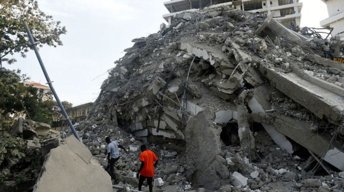 В Нігерії обвалилася 22-поверхівка, сотня людей зникли безвісти