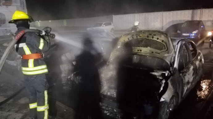 Под Киевом на парковке сгорели 5 машин